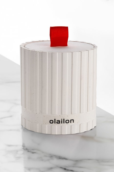 Aberto Design Vela Hormigón / Cinta Blanca y Roja, Aroma Ámbar, Ø8 x 8.5 cm